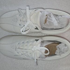 Easy Spirit Women’s‎ White Sneakers Size 6.5M Leather Lace Up Shoes